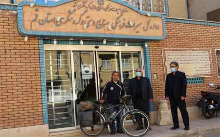 دوچرخه سوار آملی به شهر قم رسید دوچرخه سوار آملی به شهر قم رسید